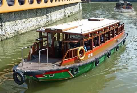 Enjoy a Boat ride on Singapore River in a Bumboat
