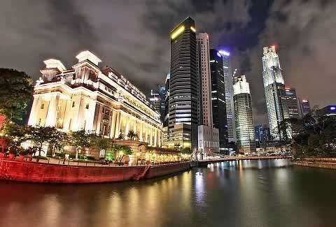 Attractions along Singapore River can be seen in a Boat Tour