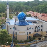 Singapore's Al-Istighfar Mosque has a lively blue dome
